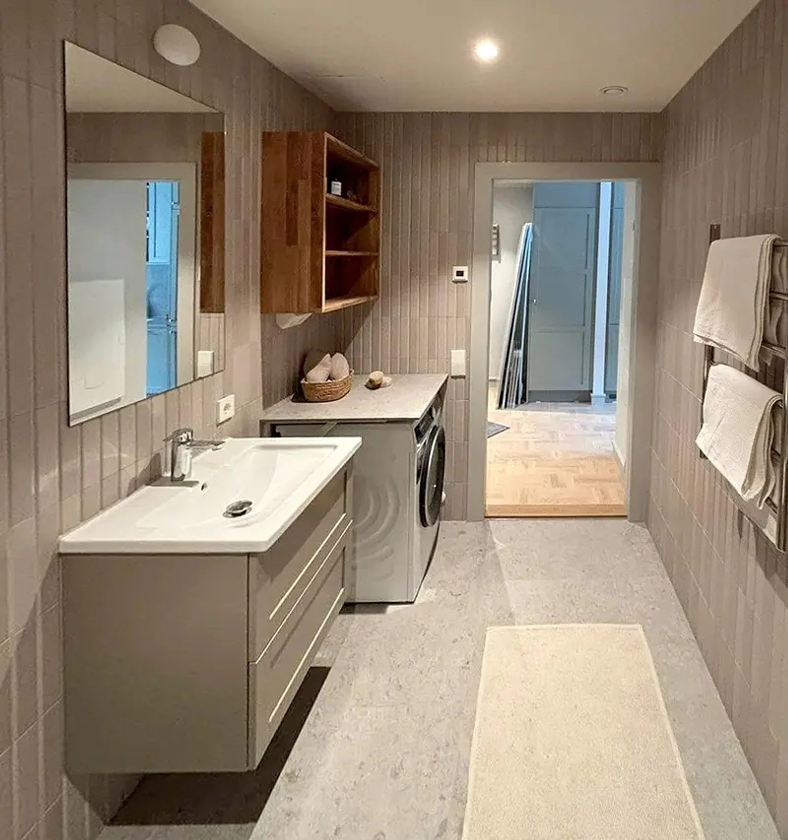 Renoverat badrum med målade väggar och tak